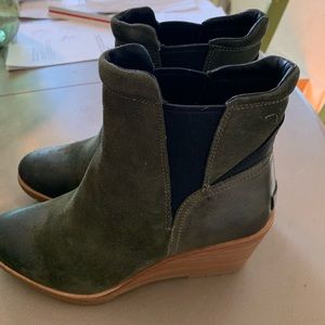 Sorel Women’s After Hours Chelsea Suede 10